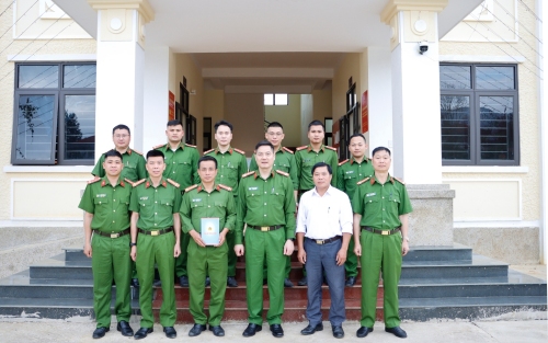 Đại tá Phạm Hải Đăng, Phó Giám đốc, Thủ trưởng cơ quan CSĐT trao phần thưởng và chụp ảnh lưu niệm cùng tập thể Công an xã Phúc Than