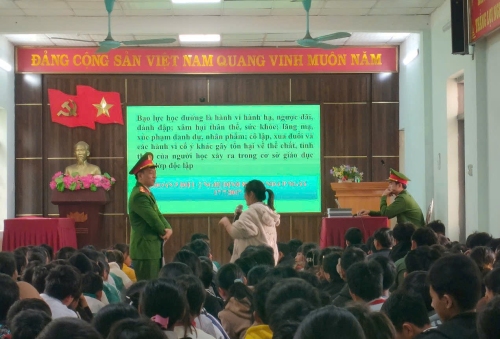 Ảnh: Phổ biến những kiến thức thiết thực và bổ ích cho các em học sinh tại buổi tuyên truyền