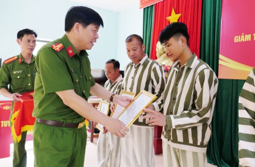 Đại tá Khoàng Văn Thương – Phó Giám đốc Công an tỉnh Lai Châu – trao Quyết định giảm án cho các phạm nhân đủ điều kiện trong đợt