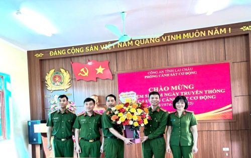 Ảnh: Tập thể lãnh đạo phòng CSCĐ nhận hoa chúc mừng của đồng chí Đại tá Lê Anh Hưng - Phó giám đốc Công an tỉnh