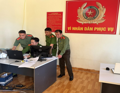 Cán bộ Phòng Quản lý xuất nhập cảnh hướng dẫn lực lượng Công an xã