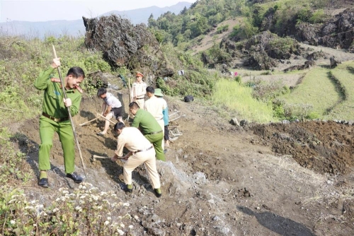 Công an tỉnh Lai Châu ra quân “Chung tay xóa nhà tạm, nhà dột nát”