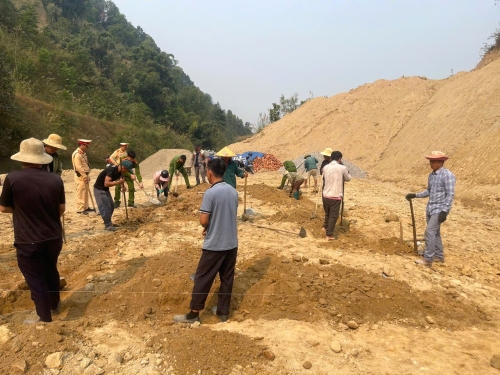 Cán bộ, chiến sĩ Khối Cảnh sát QLHC về TTXH hỗ trợ người dân xoá nhà tạm, nhà dột nát