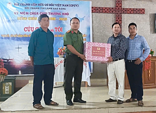 Lãnh đạo Phòng An ninh nội địa Thăm hỏi, chúc mừng đồng bào Công giáo, Tin lành nhân dịp Lễ Phục sinh 2025