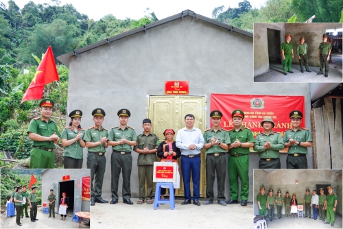 Phòng Công tác chính trị trao nhà tình nghĩa cho hộ gia đình bà Tẩn Lở Mẩy tại bản Ngài Trò, xã Nậm Xe, huyện Phong Thổ.