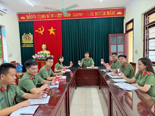 Cán bộ cơ quan ubkt đảng ủy tích cực tham gia góp ý sửa đổi, bổ sung hiến pháp năm 2013 qua ứng dụng vneid