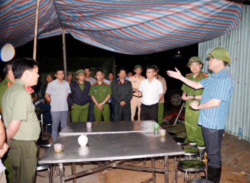 Ngay trong đêm 16.5, Đại tá Nguyễn Viết Giang - Giám đốc Công an tỉnh đã trực tiếp đến hiện trường chỉ đạo công tác cứu nạn