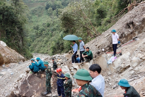 Đồng chí Lê Văn Lương - Chủ tịch UBND tỉnh cũng đã có mặt tại hiện trường chỉ đạo công tác tìm kiếm và khắc phục hậu quả