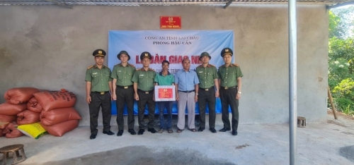 Lễ trao tặng nhà cho hộ gia đình ông Sùng A Già