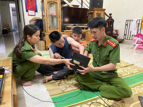 Cán bộ chiến sỹ Công an Lai Châu đến trực tiếp gia đình các cháu khuyết tật để làm căn cước cho công dân.