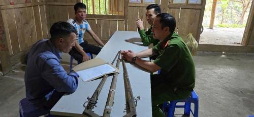 Lực lượng Công an tiếp nhận vũ khí do người dân tự giác giao nộp.