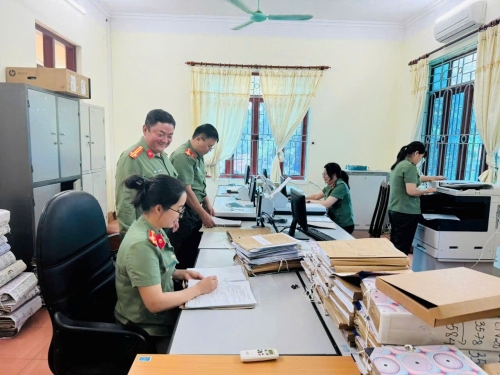 Ảnh: Lãnh đạo chỉ đạo, hướng dẫn việc số hoá hồ sơ nghiệp vụ.