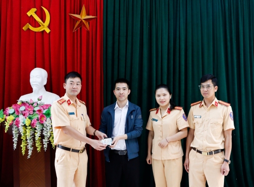 Lãnh đạo, cán bộ, chiến sỹ phòng Cảnh sát giao thông trao trả tài sản đánh rơi cho người dân
