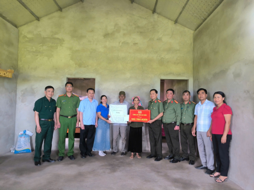 Trao tặng 02 căn nhà trong chương trình “Chung tay xóa nhà tạm, nhà dột nát” tại huyện Than Uyên