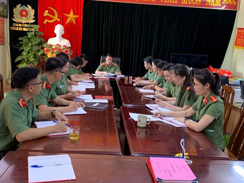 Đồng chí Trung tá Trần Công Dũng, Trưởng phòng An ninh kinh tế chủ trì buổi họp mặt.