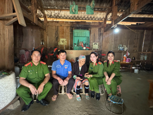 Công an xã Sủng Phài vận động, trao tặng quà cho cụ bà hơn 100 tuổi trên địa bàn xã