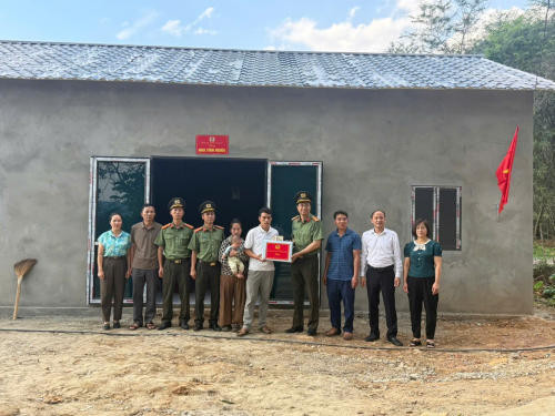 Ảnh: Lãnh đạo, CBCS Thanh tra Công an tỉnh tổ chức Lễ bàn giao 02 căn nhà cho 02 gia đình thuộc Chương trình “Chung tay xóa nhà tạm, nhà dột nát”.