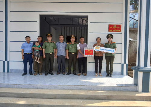 Phòng An ninh điều tra Công an tỉnh Lai Châu trao tặng nhà tình nghĩa cho hộ nghèo tại xã Mường So