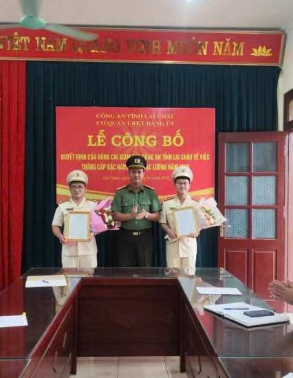 Cơ quan ubkt Đảng ủy công bố quyết định thăng cấp hàm, nâng bậc lương năm 2025