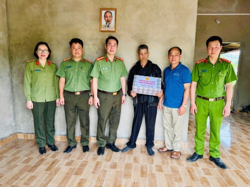 Lãnh đạo Phòng An ninh kinh tế Công an tỉnh cùng cấp ủy, chính quyền địa phương bàn giao nhà “tình nghĩa” và tặng quà gia đình ông Lò Văn Đạn