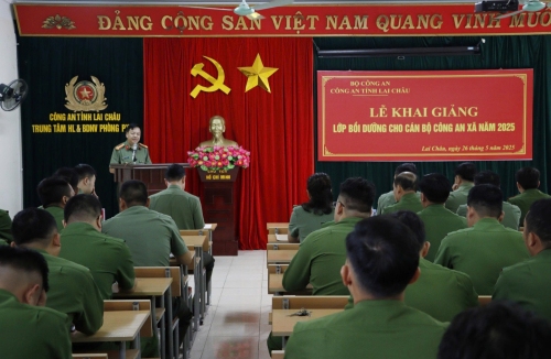 Đại tá Sùng A Súa, Phó giám đốc Công an tỉnh phát biểu chỉ đạo lớp bồi dưỡng