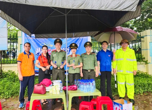 Lực lượng Cảnh sát giao thông, Cảnh sát cơ động và Công an xã đã được bố trí ứng trực, tăng cường tuần tra kiểm soát, đặc biệt tại các khu vực tập trung đông học sinh, phụ huynh, điểm thi.