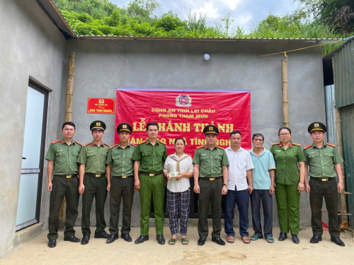 Phòng Tham mưu Công an tỉnh kịp thời bàn giao 10 căn nhà cho các hộ gia đình có hoàn cảnh khó khăn trước mùa mưa lũ