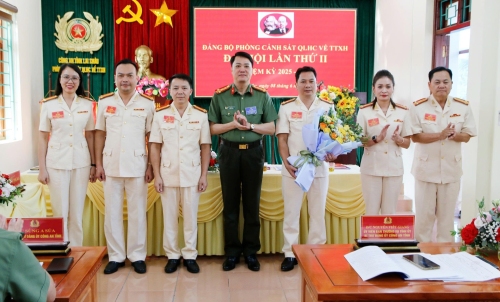 Đại tá Nguyễn Viết Giang – Bí thư Đảng ủy, Giám đốc Công an tỉnh tặng hoa chúc mừng Ban chấp hành Đảng bộ khóa mới