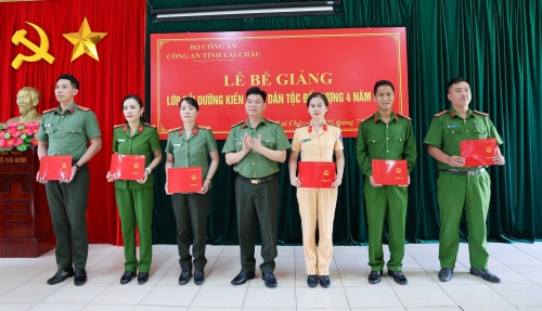 Đại tá Tao Văn Trường - Phó Giám đốc Công an tỉnh trao Giấy chỉ cho các học viên