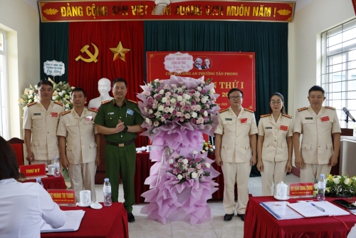 Đại tá Phạm Hải Đăng - Ủy viên Ban Thường vụ Đảng ủy, Phó Giám đốc Công an tỉnh tặng hoa chúc mừng Đại hội