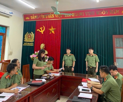 Cơ quan Ủy ban Kiểm tra Đảng ủy Công an tỉnh Lai Châu trao quyết định bổ nhiệm Kiểm tra viên chính Lò Ngọc Dương