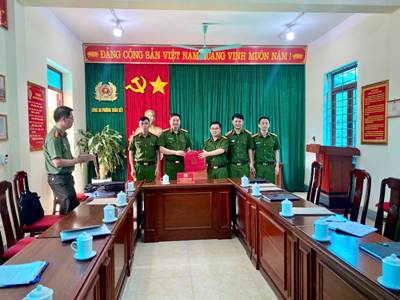 Đại tá Phạm Hải Đăng - Phó Giám đốc Công an tỉnh kiểm tra, làm việc với Công an phường Đoàn Kết