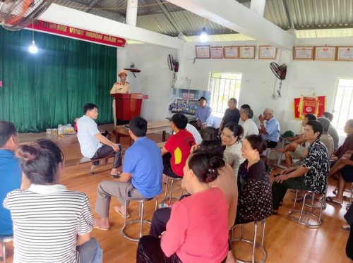 Tăng cường tuyên truyền, đưa pháp luật về giao thông đến với đồng bào vùng sâu