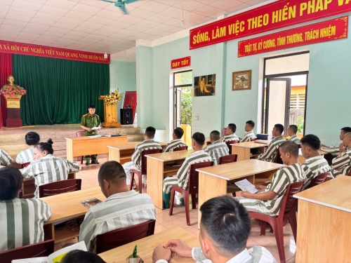 Ảnh: Đ/c Trung tá Chẻo A Dao – Trưởng phân trại tuyên truyền,  phổ biến phạm nhân các nội dung đặc xá đợt 2 năm 2025.