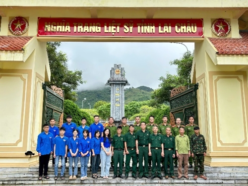 Thanh niên Công an phường Đoàn Kết dọn vệ sinh, thắp hương tưởng niệm tại nghĩa trang liệt sĩ Lai Châu