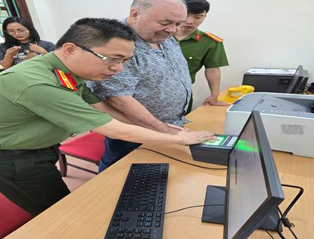 Lai Châu: Ba công dân nước ngoài đầu tiên nhận tài khoản định danh điện tử mức 2