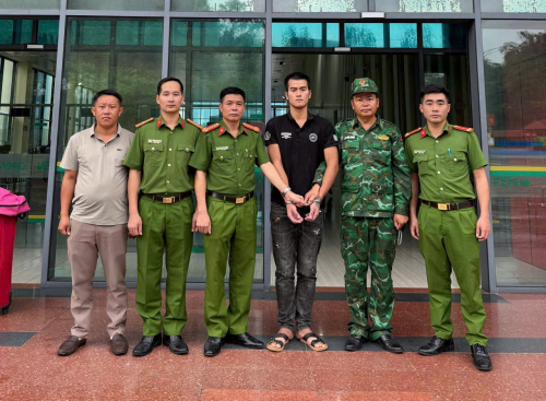 Ảnh:  Bắt giữ đối tượng truy nã nguy hiểm Cầm Văn Thường, SN2002