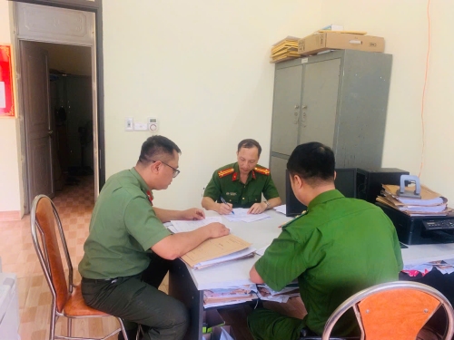 Cán bộ Phòng Hậu cần thực hiện việc kiểm kê tài sản và bàn giao Tài sản công cho Công an xã mới sau sáp nhập