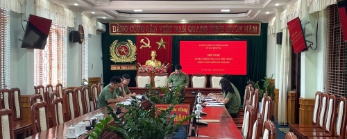 Đại tá Sùng A Súa, Phó Bí thư Đảng ủy, Chủ nhiệm UBKT Đảng ủy Công an tỉnh phát biểu chỉ đạo tại Hội nghị