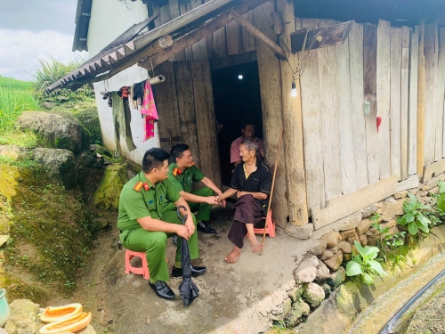 Công an xã Khun há tri ân các gia đình thương binh, liệt sĩ nhân ngày 27/7