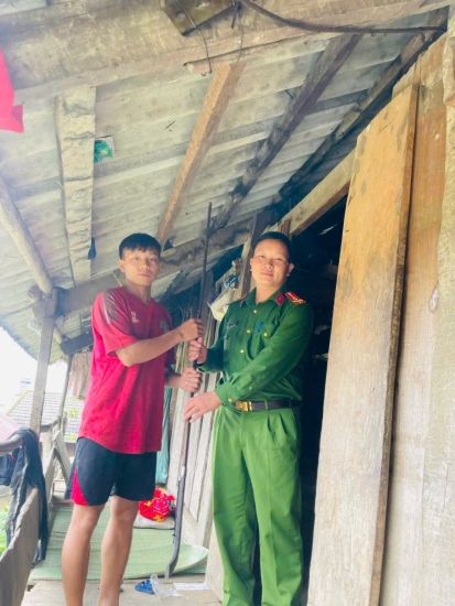 Công an xã Khun Há vận động người dân giao nộp vũ khí tại bản Nậm Pha, xã Khun Há