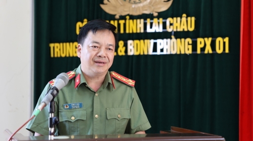 Đại tá Sùng A Súa - Phó Giám đốc Công an tỉnh phát biểu chỉ đạo tại lễ khai giảng