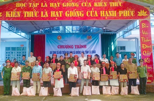 Trao tặng 100 suất quà là nhu yếu phẩm thiết yếu đến các hộ gia đình có hoàn cảnh khó khăn, động viên bà con vươn lên ổn định cuộc sống.