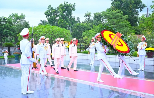 Đoàn đại biểu Đảng ủy Công an Trung ương, Bộ Công an đặt vòng hoa, vào Lăng viếng Chủ tịch Hồ Chí Minh.