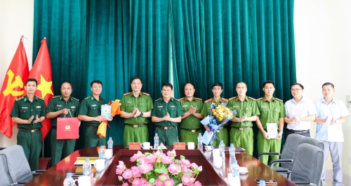 Đại tá Phạm Hải Đăng – Phó Giám đốc, Thủ trưởng Cơ quan Cảnh sát điều tra Công an tỉnh và Đại tá Trần Nguyên Kỷ – Phó Chỉ huy trưởng Ban chỉ huy Bộ đội Biên phòng trao phần thưởng biểu dương hai đơn vị