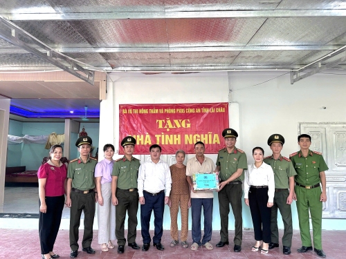 Thanh tra Công an tỉnh Lai Châu trao tặng Nhà tình nghĩa cho gia đình chính sách tại Tân Uyên