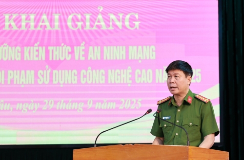 Đại tá Khoàng Văn Thương - Phó Giám đốc Công an tỉnh phát biểu chỉ đạo tại Lễ khai giảng.