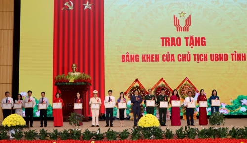 Đại tá Sùng A Súa - Phó Giám đốc Công an tỉnh thay mặt Công an tỉnh nhận bằng khen của Chủ tịch tỉnh