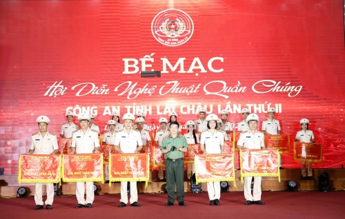 Đại tá Sùng A Súa - Phó Giám đốc Công an tỉnh, Trưởng Ban Tổ chức Hội diễn trao giải nhất toàn đoàn cho các đoàn nghệ thuật