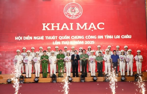 Thiếu tướng Nguyễn Viết Giang - Giám đốc Công an tỉnh, đồng chí Nguyễn Đình Toán – Phó Trưởng Ban Tuyên giáo và dân vận Tỉnh ủy, các đồng chí Trong Ban Giám đốc Công an tỉnh tặng hoa cho các đoàn nghệ thuật quần chúng